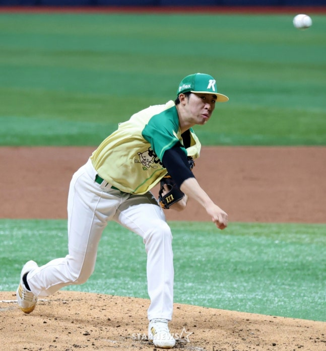 안우진에 이어 2번째로 등판한 배동현. /사진=강영조 선임기자