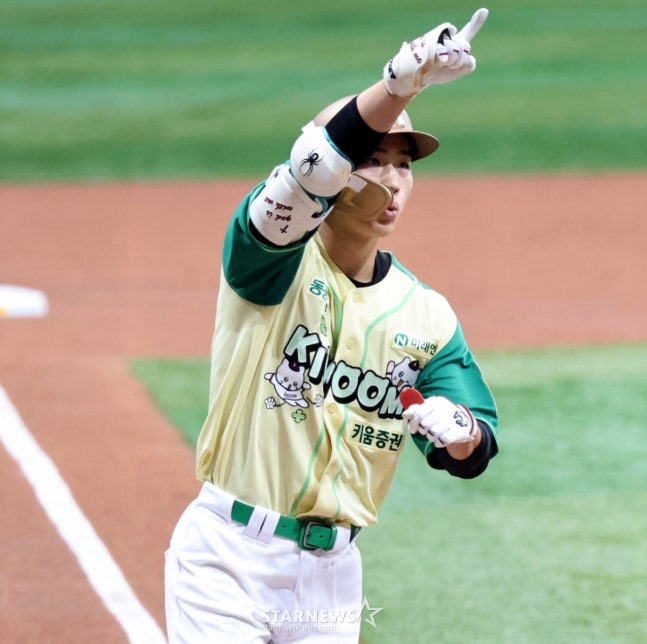 1회 초구 홈런을 쏘아올린 이주형. /사진=강영조 선임기자