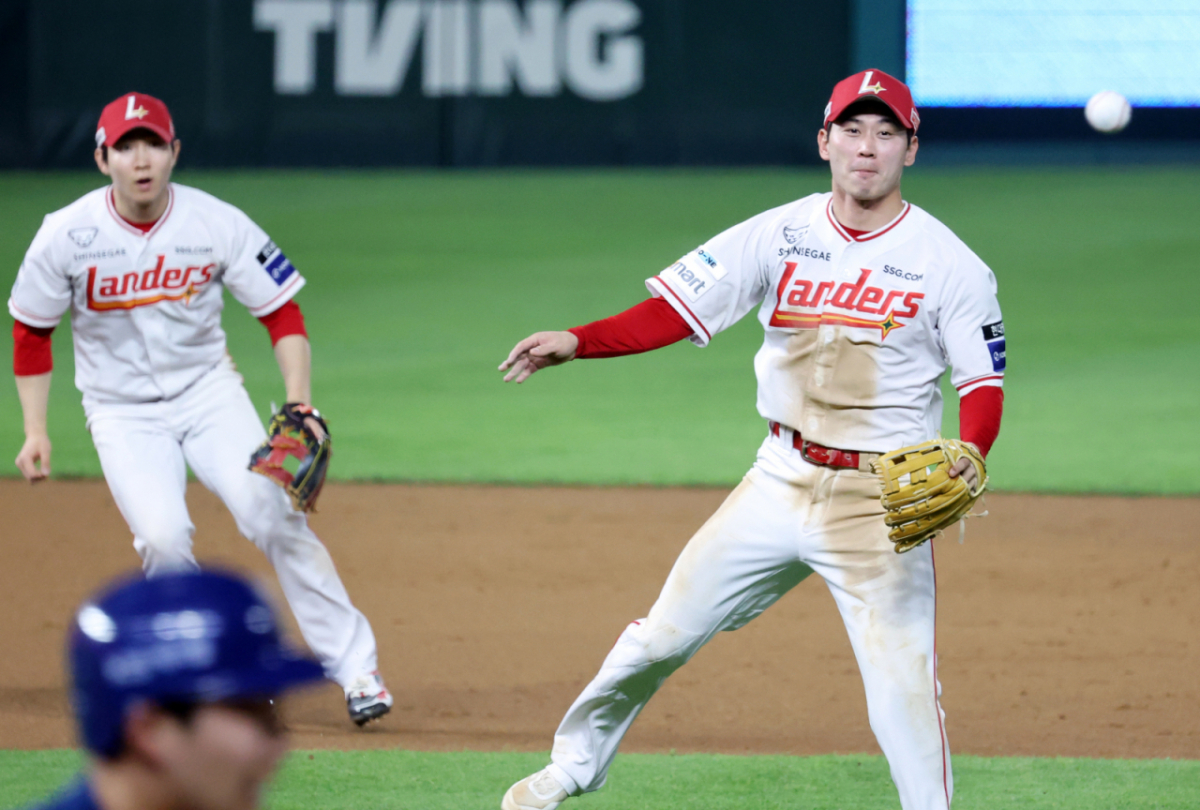 SSG 3루수 안상현(오른쪽)의 수비 장면. /사진=강영조 선임기자