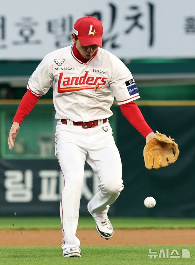 실책을 범하는 SSG 안상현.