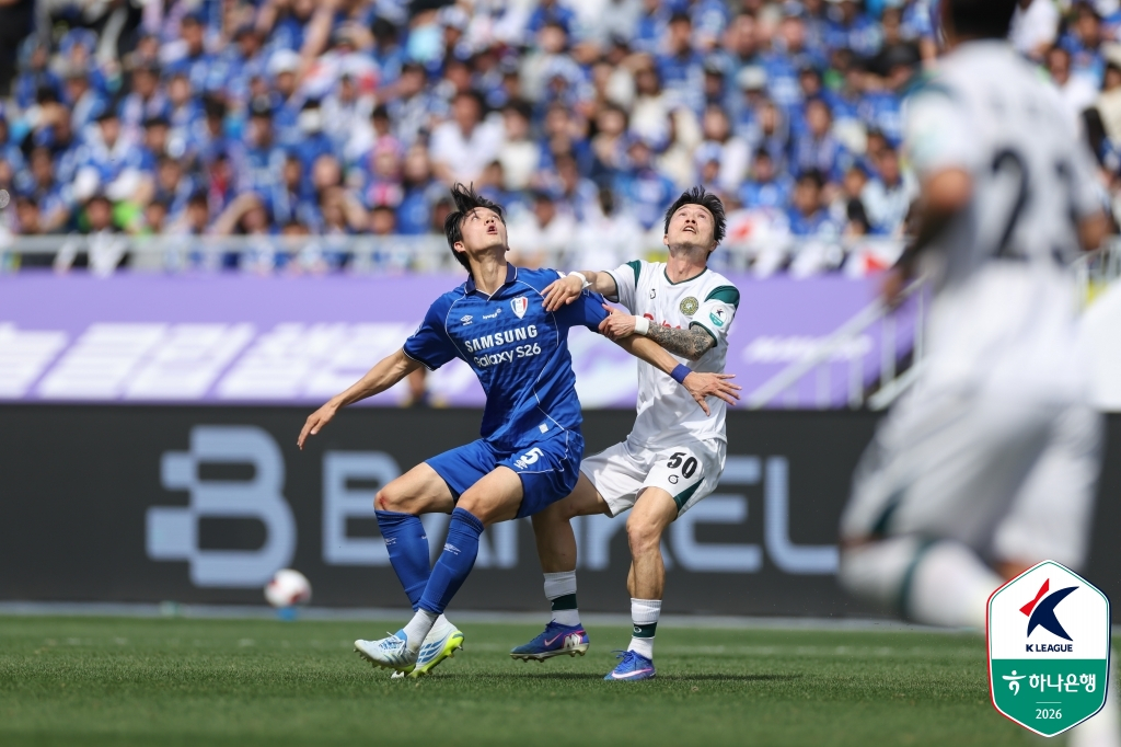 고종현(왼쪽)과 박동진이 12일 오후 2시 수원월드컵경기장에서 열린 하나은행 K리그2 2026 7라운드 경기 중 공중볼 경합하고 있다. /사진=한국프로축구연맹 제공