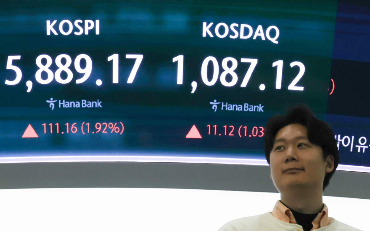 (서울=뉴스1) 이종수 인턴기자 = 10일 서울 중구 하나은행 본점 딜링룸 전광판에 지수가 표시되고 있다. 이날 코스피는 전장 대비 98.11포인트(1.70%) 오른 5,876.12로 출발했고 원·달러 환율은 하락세를 나타내고 있다. 2026.4.10/뉴스1  Copyright © 뉴스1. All rights reserved. 무단 전재 및 재배포,  AI학습 이용 금지. /사진=(서울=뉴스1) 이종수 인턴기자