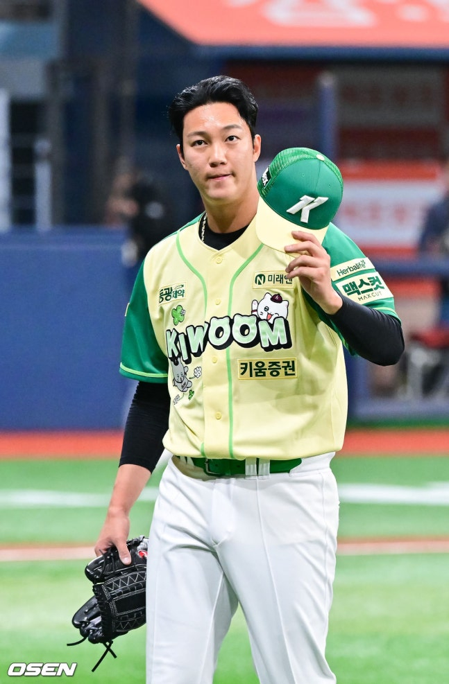 마운드를 내려가며 홈 팬들에게 인사하는 안우진.