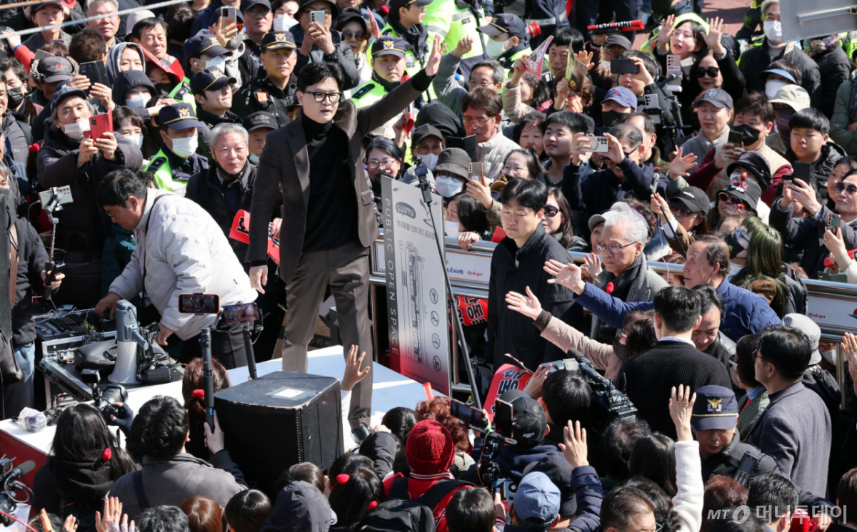 [부산=뉴시스] 하경민 기자 = 한동훈 전 국민의힘 대표가 7일 부산 북구 구포시장을 방문, 상인과 시민들에게 인사하고 있다. 2026.03.07. yulnetphoto@newsis.com /사진=하경민