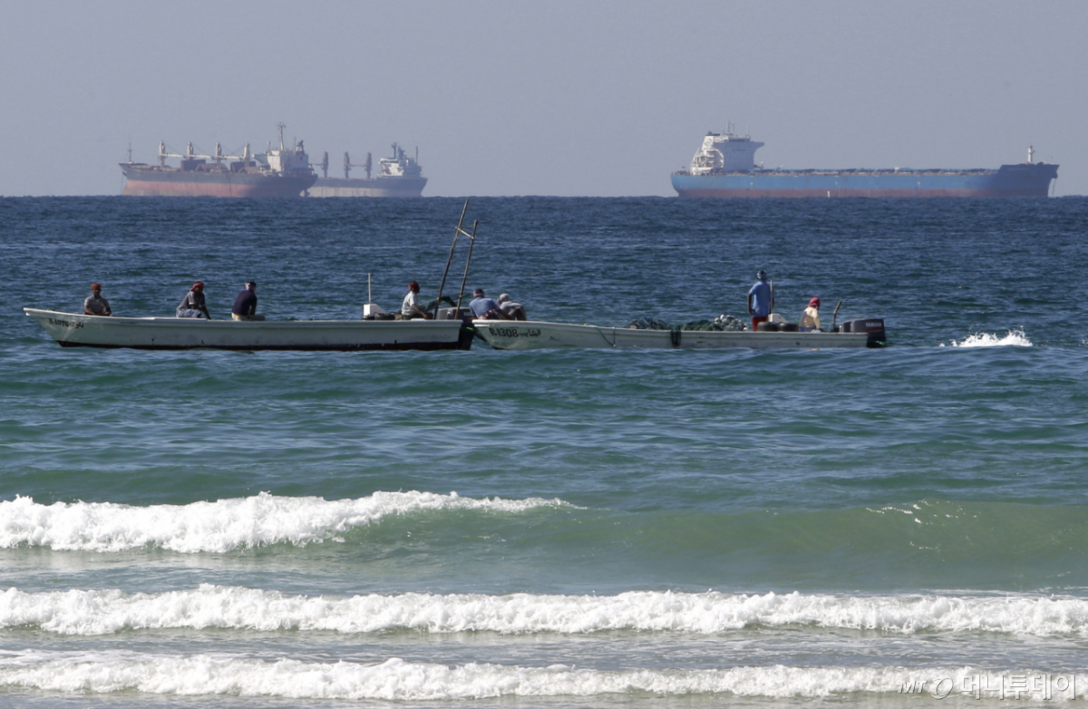 [AP/뉴시스]2012년 1월19일 호르무즈 해협 남쪽 아랍에미리트(UAE)의 라스 알 카이마 해안의 어선 뒤로 유조선 2척이 지나가고 있다. 프랑스 24는 이란이 호르무즈 해협 통제에 매달리는 이유에 대해 통행료 수입으로 전쟁으로 파괴된 인프라 재건 비용을 충당하고, 이를 지정학적 지렛대로 활용해 국제사회에서 발언권과 위상을 강화하려는 계산 때문이라고 설명했다. 2026.04.09. /사진=유세진