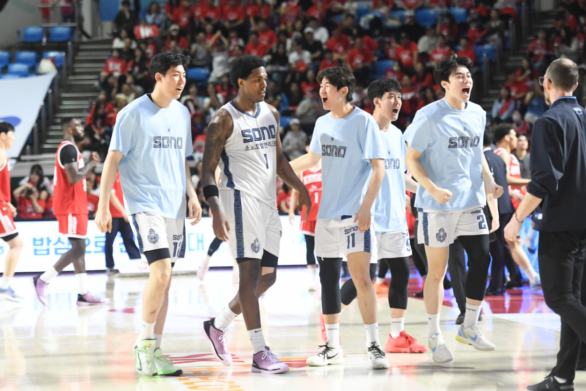 고양 소노 선수단이 환호하고 있다. /사진=KBL 제공