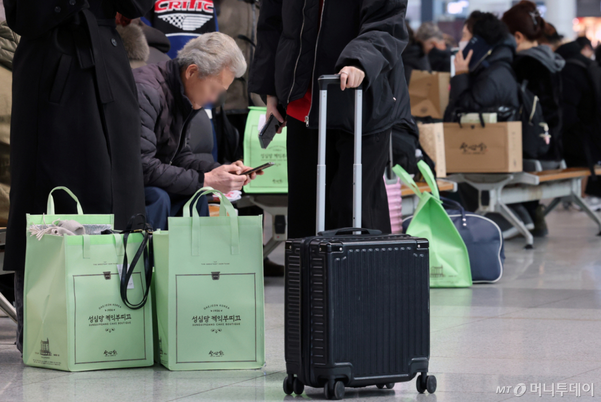 설 연휴를 하루 앞둔 13일 오전 대전 동구 대전역에서 시민들이 열차를 기다리고 있다./사진=뉴스1
