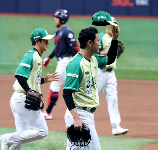 투구를 마친 뒤 키움 팬들에게 인사하는 안우진. /사진=강영조 선임기자