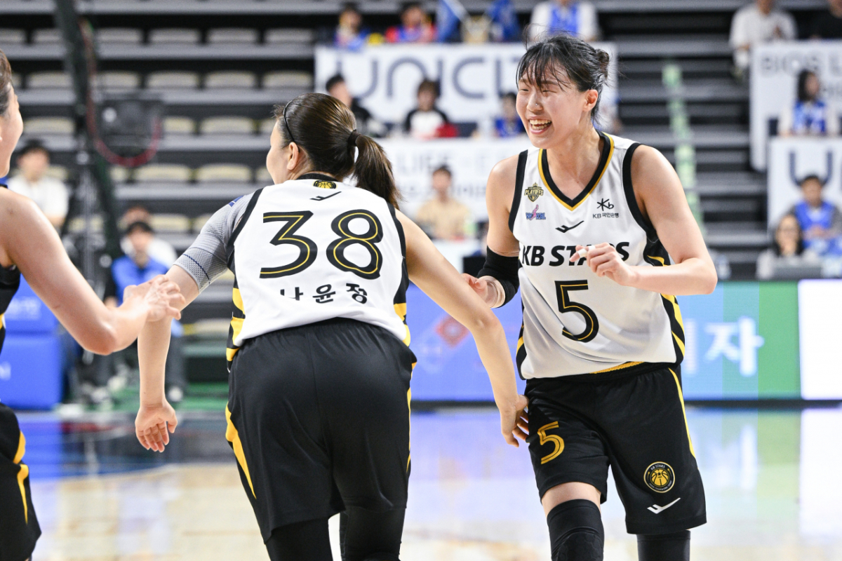 기뻐하고 있는 KB 스타즈 선수들. /사진=WKBL 제공
