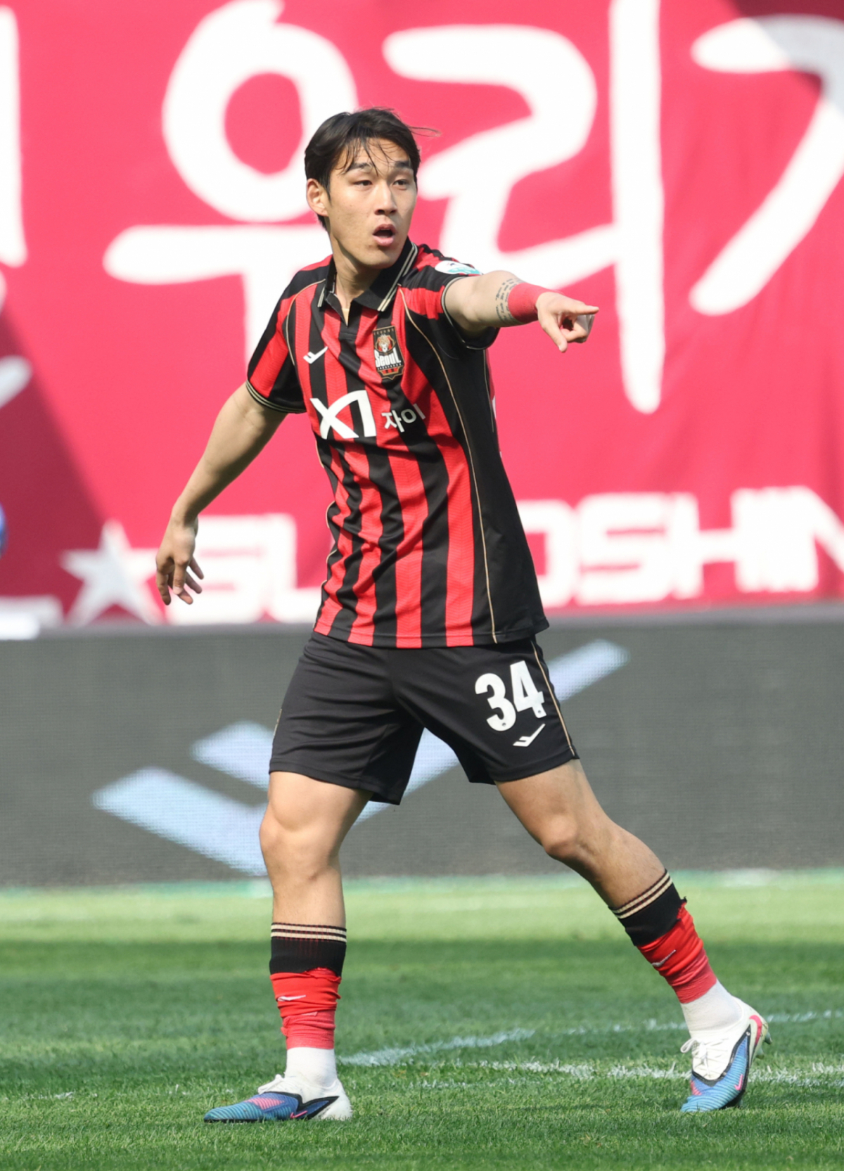 하나은행 K리그1 2026 FC서울 대 전북현대 경기가 11일 서울월드컵경기장에서 열렸다.  FC서울 송민규가 위치를 알리고 있다. /사진=김진경 대기자