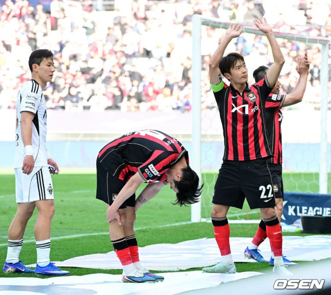 11일 전북 현대전을 마치고 FC서울 송민규와 김진수, 문성민이 전북 서포터스를 찾아 인사를 하고 있다.