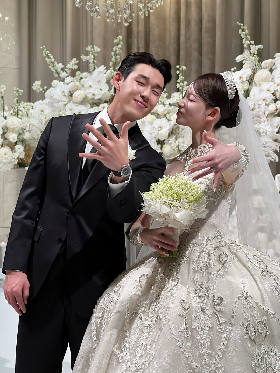 지난해 12월 결혼한 송민규(왼쪽)와 곽민선 아나운서. /사진=송민규 SNS 캡처