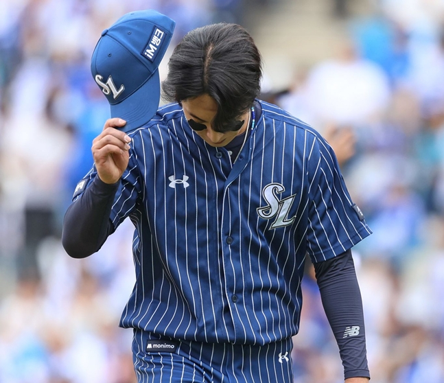 기립 박수에 인사를 하는 원태인. /사진=삼성 라이온즈