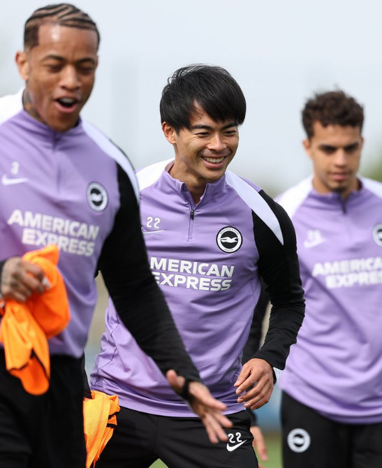 팀 연습 중 환하게 웃는 미토마 카오루(가운데). /사진=브라이튼 공식 SNS 갈무리