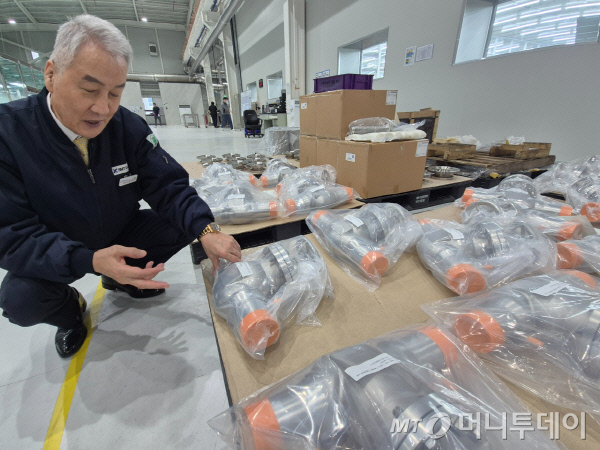 윤종찬 비엠티 대표가 부산 기장군 공장의 클린룸에서 포장돼 나온 제품을 설명하고 있다. /부산=김평화 기자 peace@