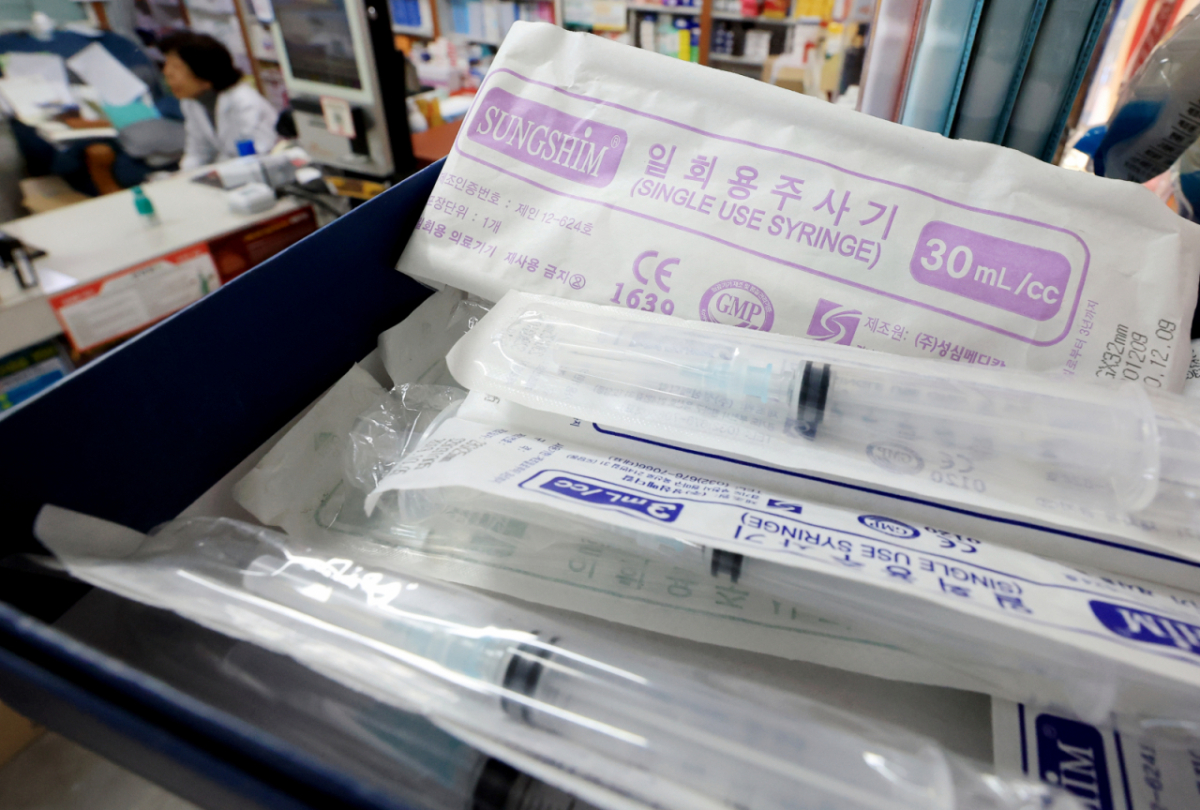 중동 사태의 장기화로 의료제품의 필름 포장재의 원료인 나프타 공급이 제한되자 7일 식약처가 주사기, 주사침,수액제 포장재 등 6개 품목의 생산·공급 상황을 집중적으로 관리할 계획을 발표했다. 사진은 이날 부천 한 약국에 일회용 주사기들이 진열돼 있는 모습./부천=뉴스1