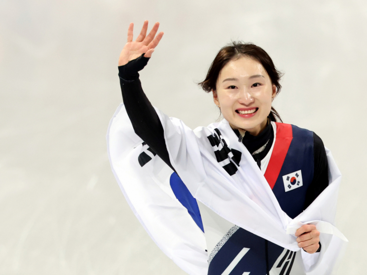 지난 2월 이탈리아 밀라노 아이스 스케이팅 아레나 경기장에서 열린 '2026 밀라노·코르티나담페초 동계올림픽' 쇼트트랙 여자 1500m 결승에서 은메달 획득한 최민정이 관중들에게 인사하고 있다. /사진=뉴시스