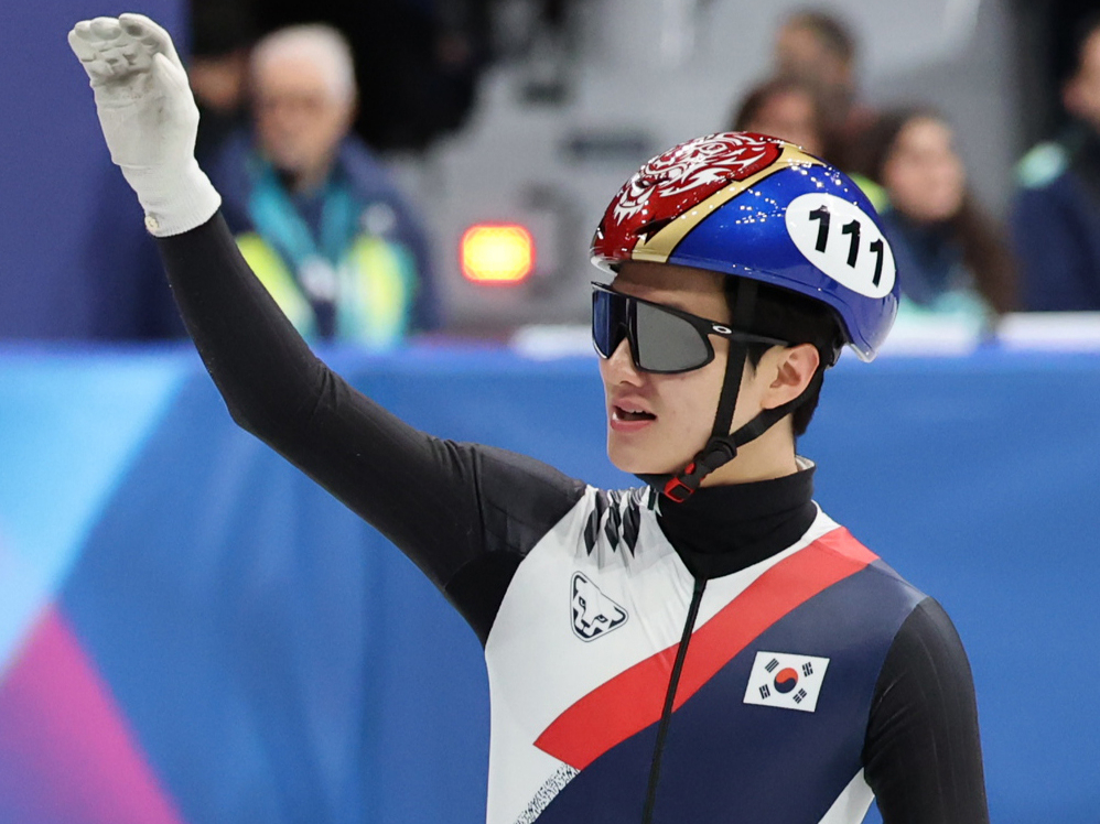 쇼트트랙 이정민이 16일(현지시간) 이탈리아 밀라노 아이스스케이팅 아레나에서 열린 2026 밀라노·코르티나담페초 동계올림픽 쇼트트랙 남자 5000m 계주 준결승에서 결승을 확정지은 뒤 관중을 향해 인사하고 있다. 2026.2.16/뉴스1