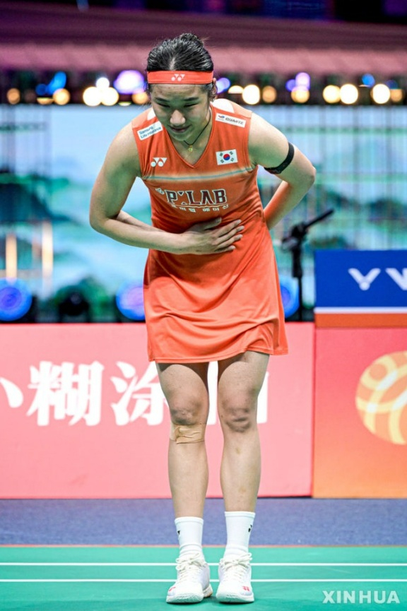 안세영이 12일 중국 닝보 올림픽 스포츠 센터에서 열린 2026 아시아배드민턴선수권대회 여자 단식 결승에서 중국의 왕즈이를 꺾은 후 관중에게 인사를 하고 있다. /신화=뉴시스