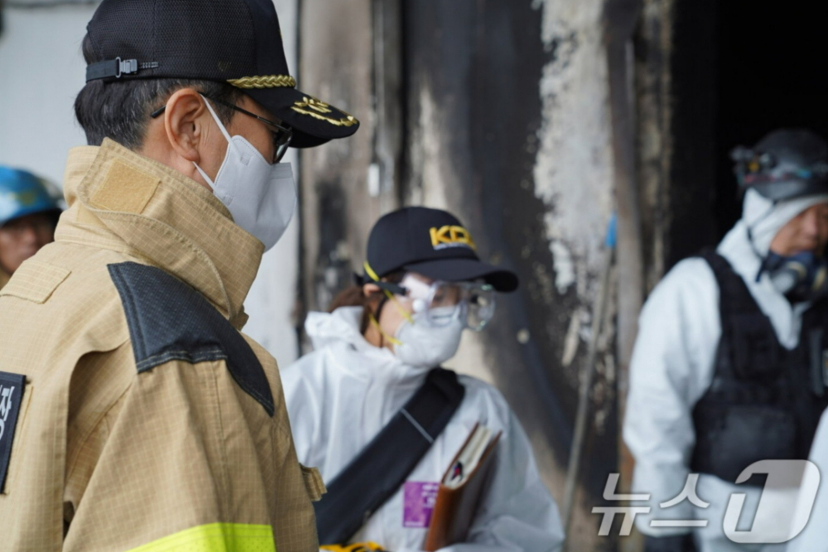 12일 오후 전남소방본부가 완도 냉동창고 화재 현장을 수습하고 있다. /사진=뉴스1(전남소방본부 제공) 