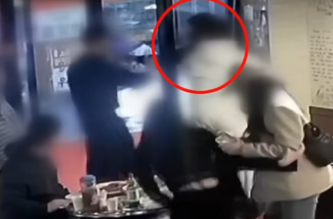 고(故) 김창민 영화감독을 폭행해 숨지게 한 20대 남성들의 구속영장이 기각된 가운데 당시의 집단폭행 현장이 담긴 영상이 공개됐다. 당시 김 감독은 아들과 함께 식당을 방문한 상태였다./사진=JTBC.