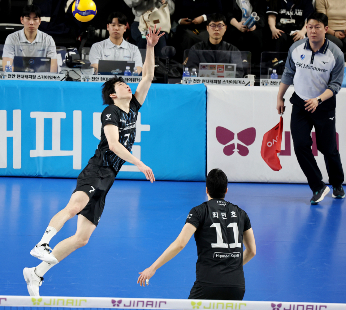 현대 허수봉이 8일 천안유관순체육관에서 열린 진에어 2025-2026 V리그 챔피언결정전 대한항공과 현대캐피탈 4차전에서 티치아웃되는 볼을 살려내고 있다./사진=강영조 선임기자