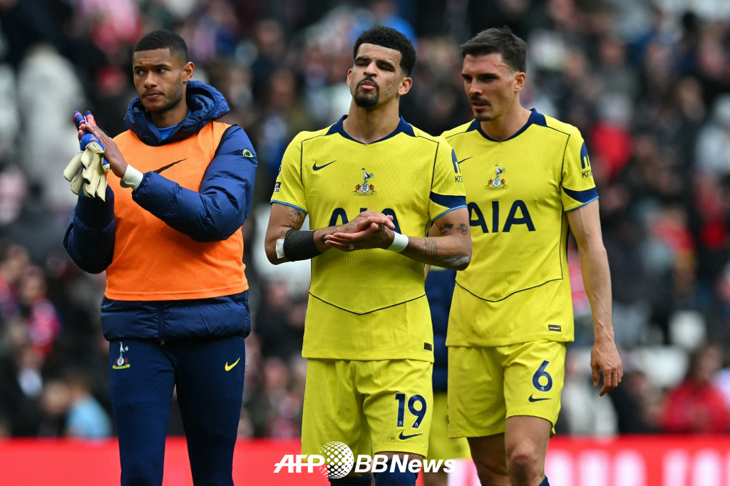 12일 잉글랜드 프리미어리그(EPL) 선덜랜드 원정에서 패배한 뒤 아쉬워하고 있는 토트넘 선수들. /AFPBBNews=뉴스1