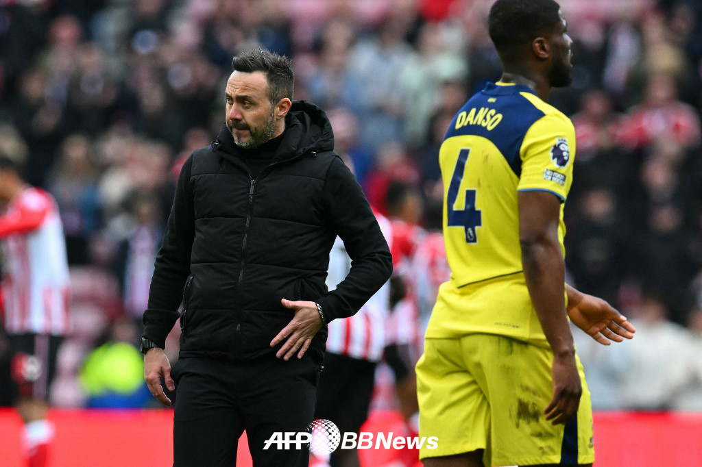 12일 잉글랜드 프리미어리그(EPL) 선덜랜드 원정 패배 후 아쉬워하고 있는 로베르토 데제르비(왼쪽) 토트넘 신임 감독. /AFPBBNews=뉴스1