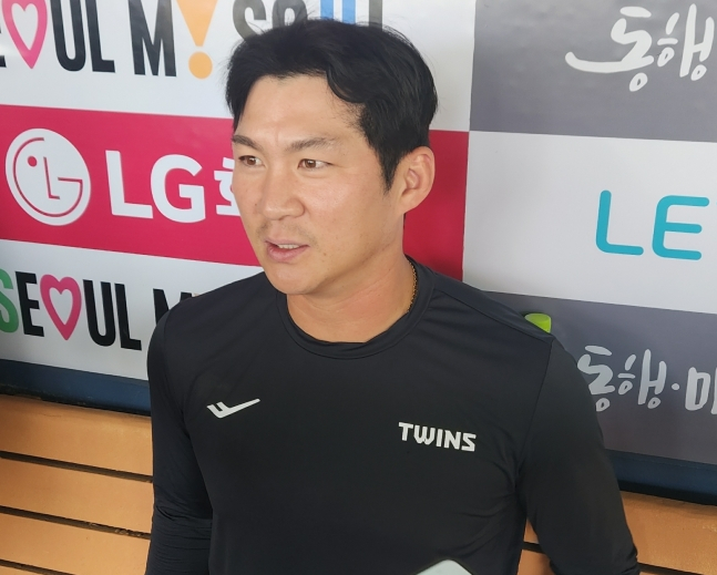 오지환이 12일 SSG전 승리 후 취재진과 인터뷰를 하고 있다. /사진=안호근 기자