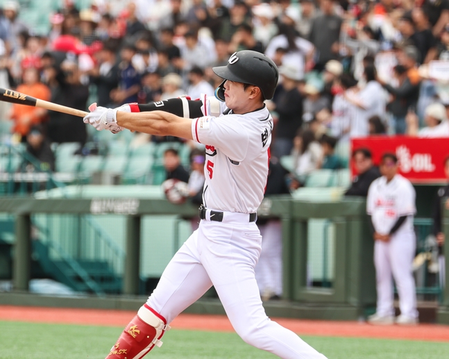 3루타를 치는 변상권의 타격 모습. /사진=울산 웨일즈