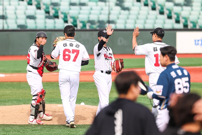 2연승을 거둔 울산 선수단. /사진=울산 웨일즈