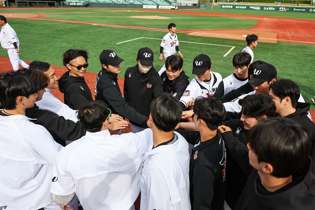 경기 종료 직후 미팅을 갖고 있는 울산 투수진들. /사진=울산 웨일즈