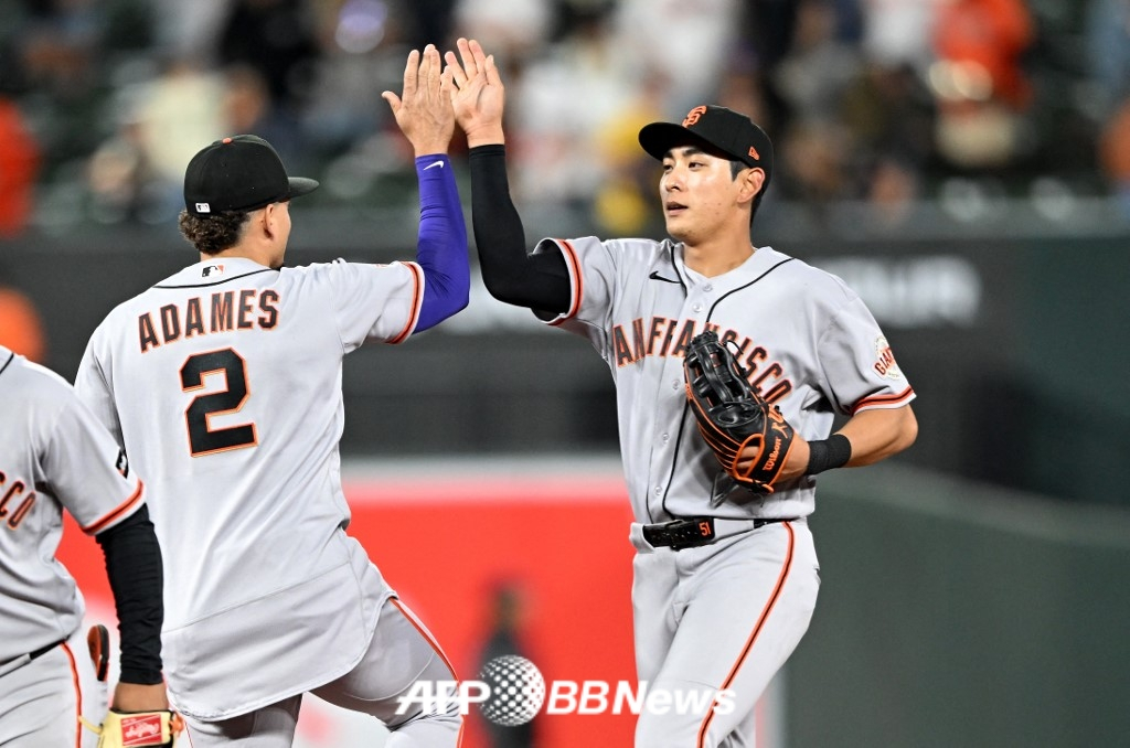 샌프란시스코 자이언츠 이정후(오른쪽). /AFPBBNews=뉴스1