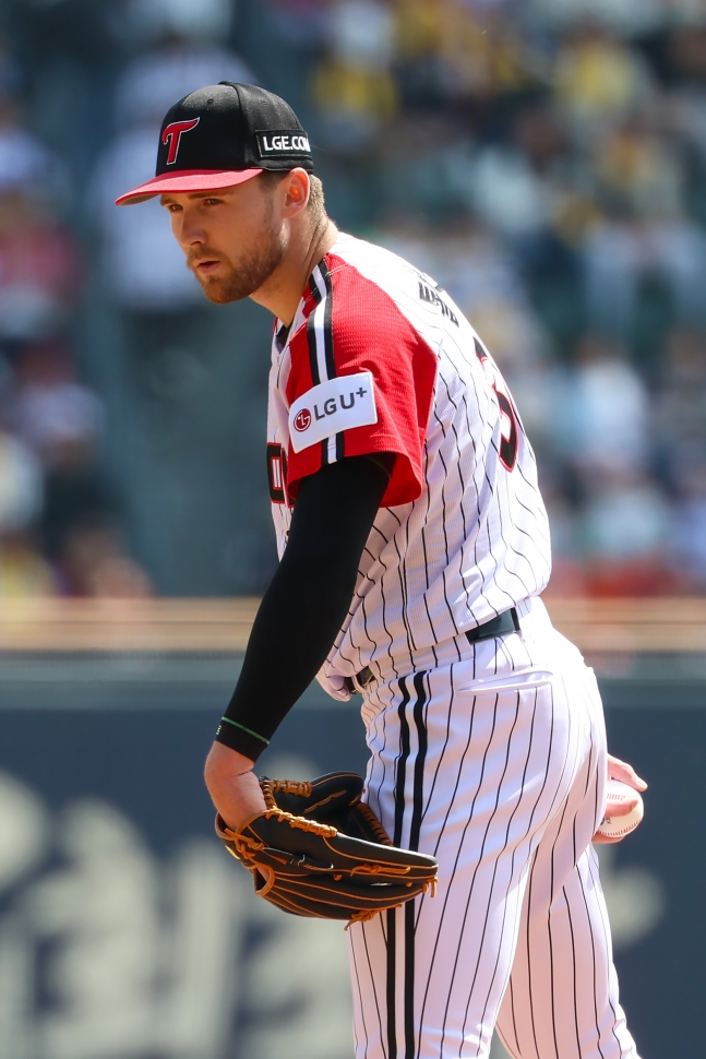LG 트윈스 외국인 투수 앤더스 톨허스트가 12일 SSG 랜더스와 홈경기에서 포수를 바라보고 있다. /사진=LG 트윈스 제공