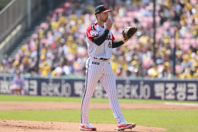 LG 트윈스 외국인 투수 앤더스 톨허스트가 12일 SSG 랜더스와 홈경기에서 투구 후 포수를 바라보고 있다. /사진=LG 트윈스 제공