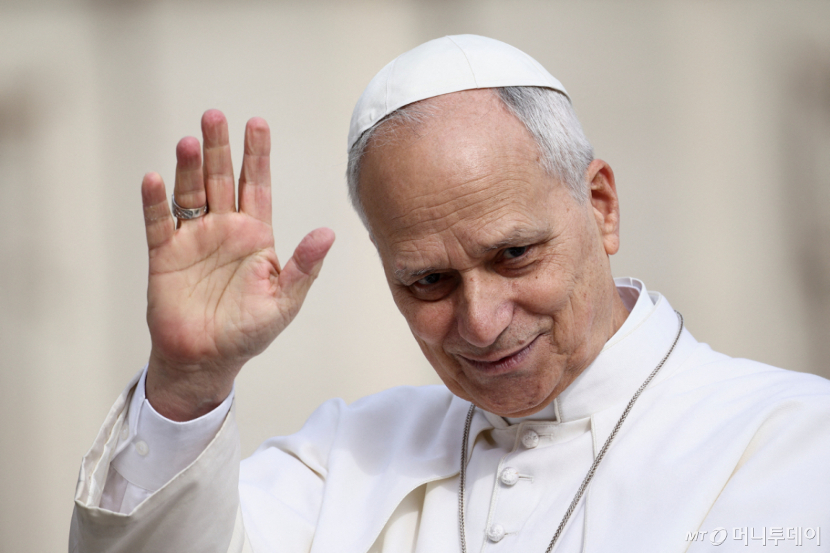 (바티칸 로이터=뉴스1) 김지완 기자 = 4일(현지시간) 레오 14세 교황이 바티칸 성베드로 광장에서 주간 일반 알현을 진행하며 손을 흔들고 있다. 2026.03.04 ⓒ 로이터=뉴스1 Copyright © 뉴스1. All rights reserved. 무단 전재 및 재배포, AI학습 이용 금지. /사진=(바티칸 로이터=뉴스1) 김지완 기자