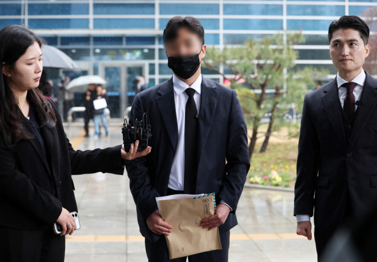 강북 모텔 연쇄살인사건 피해자 유족이 9일 오후 서울 도봉구 서울북부지방법원에서 진행되는 강북 모텔 연쇄살인사건 김소영 1차 공판기일에 출석 전 입장을 전하고 있다. /사진=뉴시스