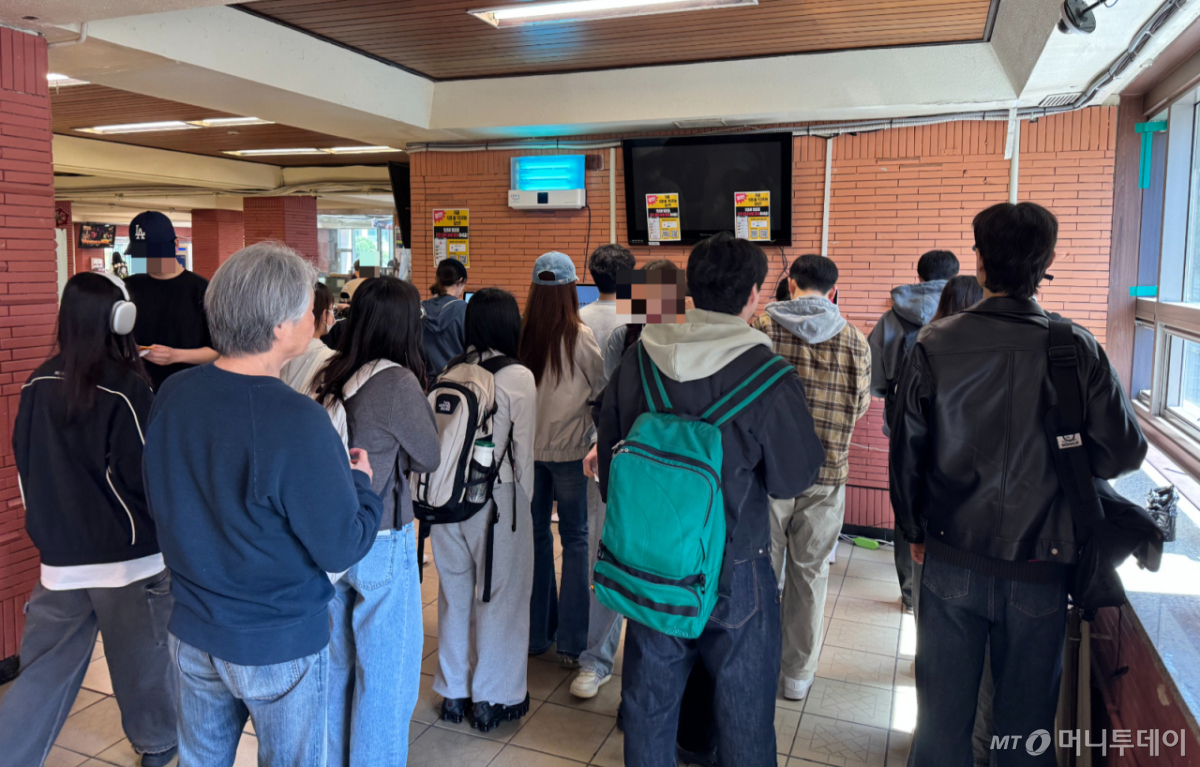 13일 낮 12시쯤 서울 동대문구 한국외대 학생 식당에 학생들이 식권을 사기 위해 줄을 섰다./사진=최문혁 기자.