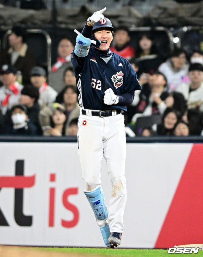 두산 안재석이 11일 KT전 8회 2타점 적시타를 때린 뒤 환호하고 있다. /사진=OSEN