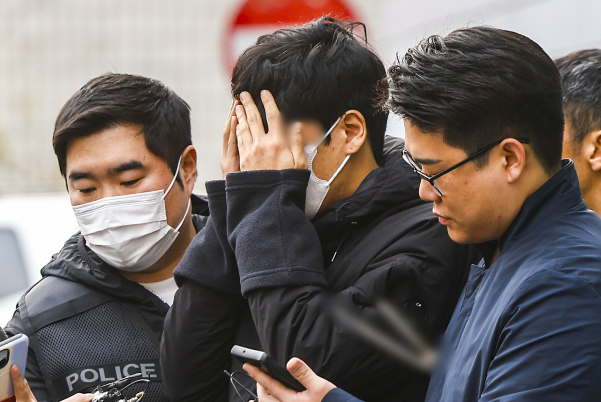 배달 애플리케이션의 외주 운영센터 상담원으로 위장 취업해 고객 정보를 빼돌리고, 이를 사적 보복 범죄에 악용한 일당의 총책 30대 남성 정 모씨가 지난 3일 서울 양천경찰서에서 검찰로 구속 송치되고 있다. /사진=뉴시스.