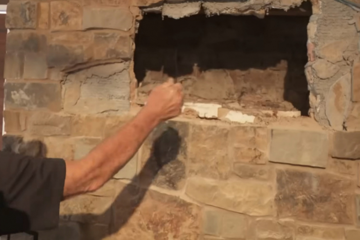 벽난로 안에서 신음소리가 들린다는 신고를 받고 출동한 소방대원이 굴뚝에 갇힌 30대 남성을 발견해 구조했다. /사진=유튜브 채널 'KHOU 11' 영상