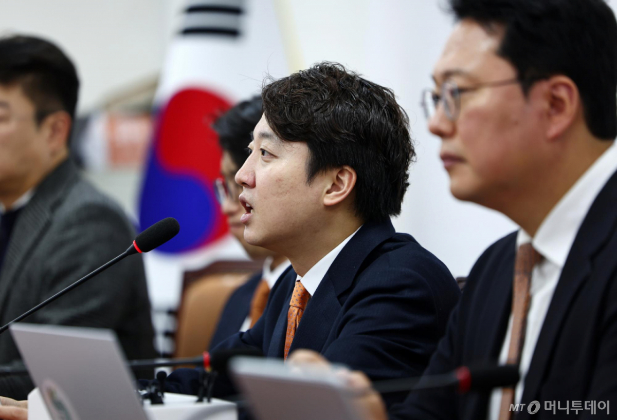 [서울=뉴시스] 김명년 기자 = 개혁신당 이준석 대표가 5일 오전 서울 여의도 국회에서 열린 최고위원회의에서 발언하고 있다. 2026.03.05. kmn@newsis.com /사진=김명년