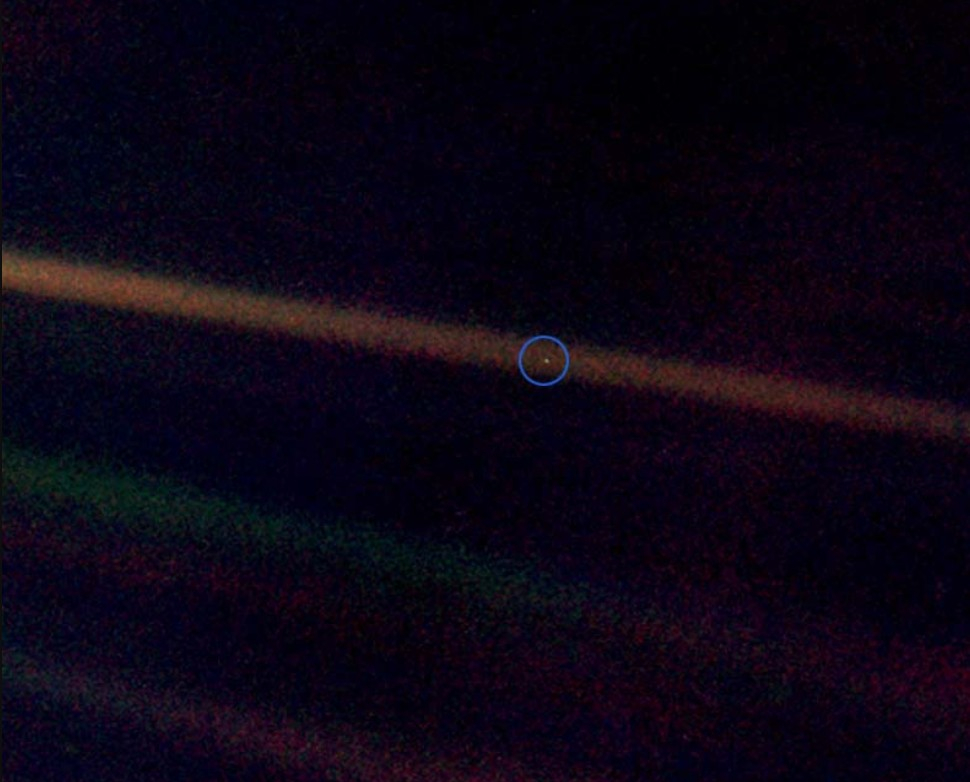 1990년 2월 14일, 보이저 1호가 약 60억 km 떨어진 태양계 외곽에서 지구를 촬영한 사진입니다. 파란 원안의 점이 지구다./사진=NASA