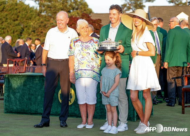 매킬로이(초록색 재킷)가 2연패를 이룬 뒤 현장을 찾은 가족들과 함께 기념촬영을 하고 있다. /AFPBBNews=뉴스1