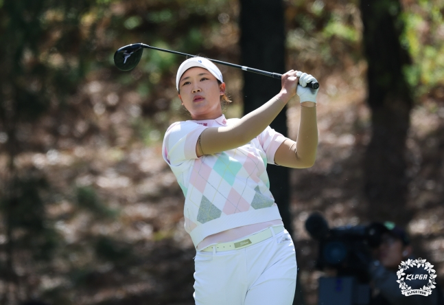 김민솔이 12일 한국여자프로골프(KLPGA) 투어 iM금융오픈(총상금 10억원) 최종 4라운드 4번 홀에서 티샷을 날리고 있다. /사진=KLPGT 제공