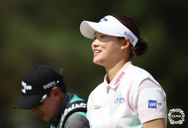 김민솔이 12일 한국여자프로골프(KLPGA) 투어 iM금융오픈(총상금 10억원) 최종 4라운드에서 샷을 날리고 이동하며 미소를 짓고 있다. /사진=KLPGT 제공