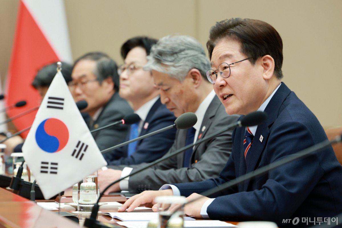 (서울=뉴스1) 이재명 기자 = 이재명 대통령이 13일 청와대에서 열린 도날드 투스크 폴란드 총리와 확대 회담에서 발언하고 있다. (청와대통신사진기자단) 2026.4.13/뉴스1 Copyright © 뉴스1. All rights reserved. 무단 전재 및 재배포, AI학습 이용 금지. /사진=(서울=뉴스1) 이재명 기자