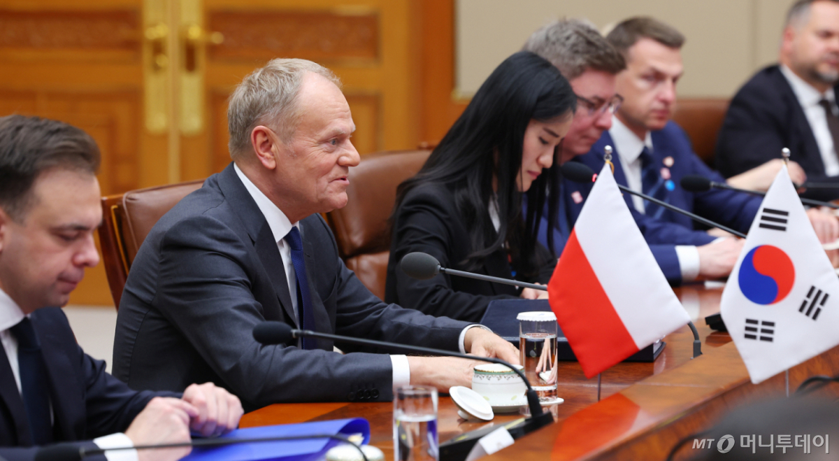 (서울=뉴스1) 이재명 기자 = 도날드 투스크 폴란드 총리가 13일 청와대에서 열린 이재명 대통령과 확대 회담에서 발언하고 있다. (청와대통신사진기자단) 2026.4.13/뉴스1 Copyright © 뉴스1. All rights reserved. 무단 전재 및 재배포, AI학습 이용 금지. /사진=(서울=뉴스1) 이재명 기자