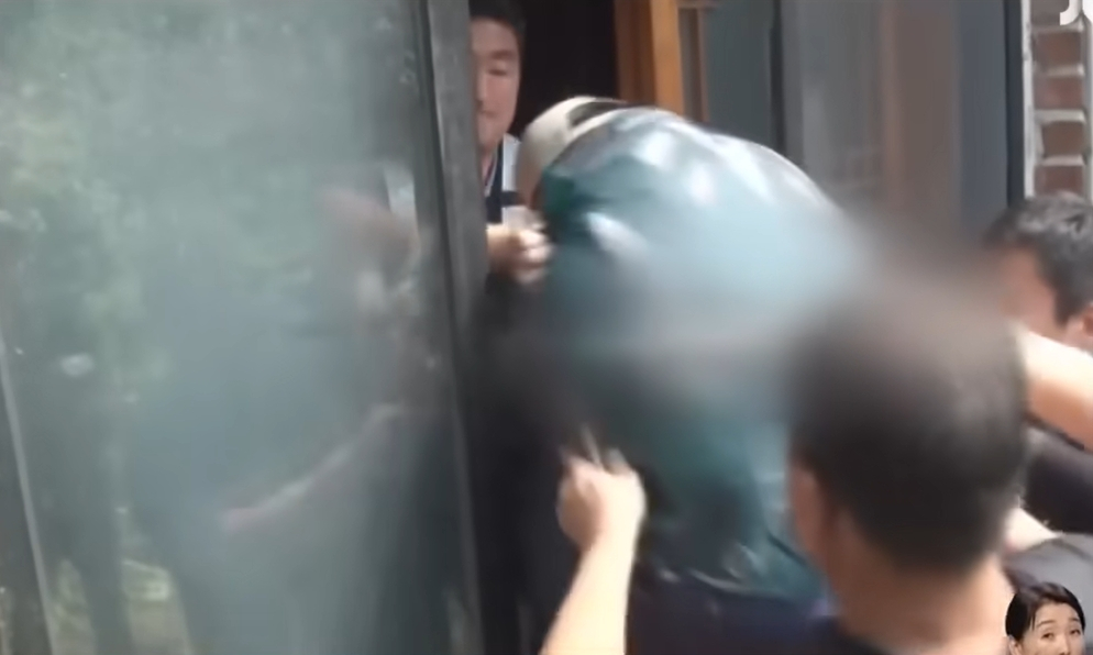 가해자 김씨가 2001년 교수 부부 흉기 피습 사건 당시를 재현하는 모습. /사진=JTBC '사건반장' 방송화면 캡처 