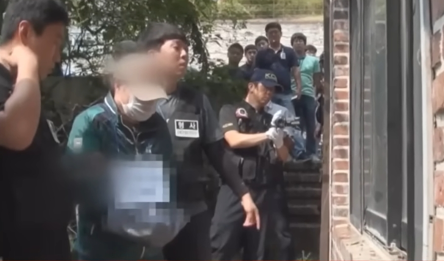 가해자 김씨가 2001년 교수 부부 흉기 피습 사건 당시를 재현하는 모습. /사진=JTBC '사건반장' 방송화면 캡처 